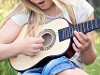 座ってギターを弾く少女